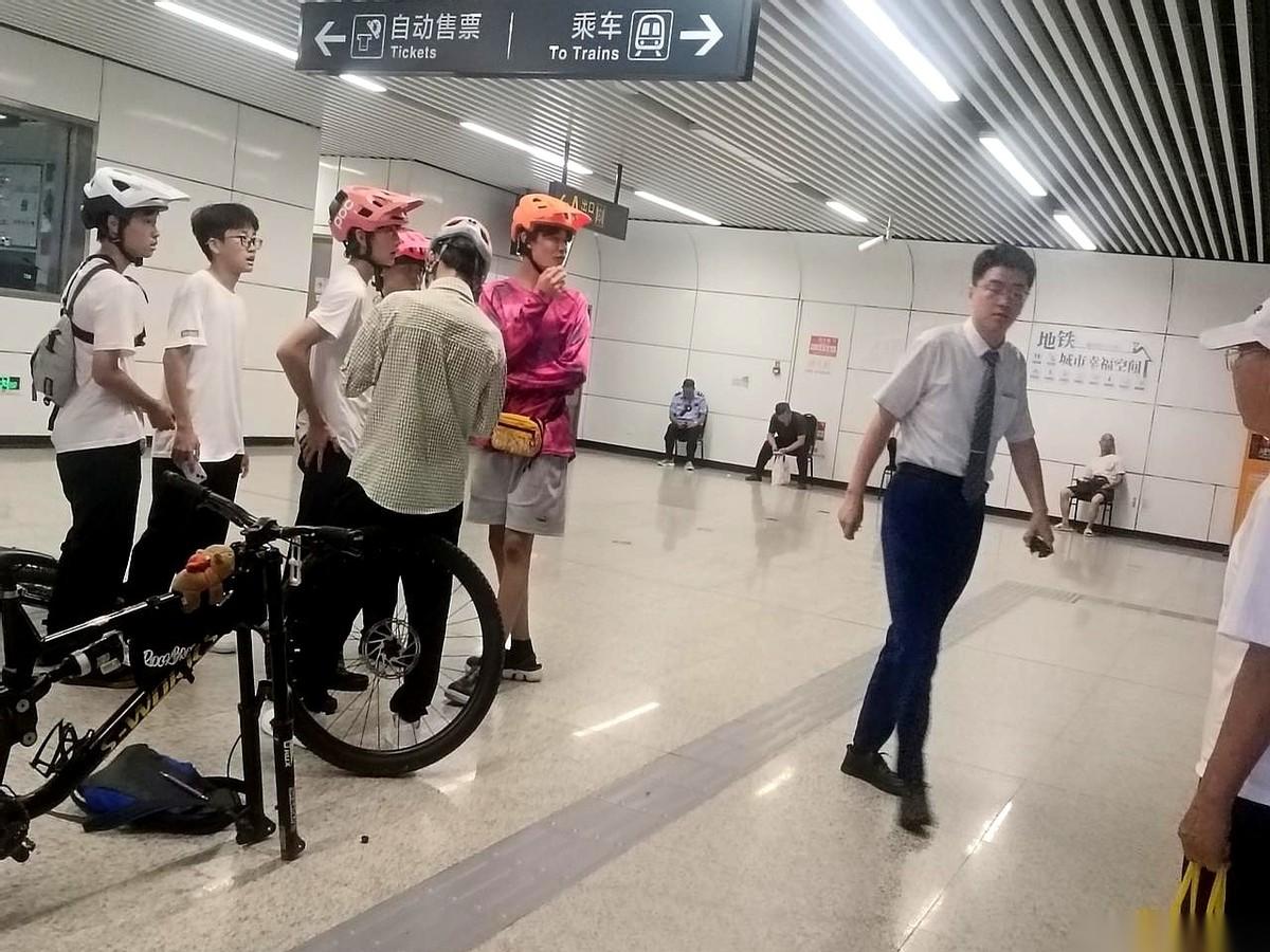 你敢信？青岛地铁口，六个中学生当着工作人员的面，直接把自己的自行车给“拆”了！