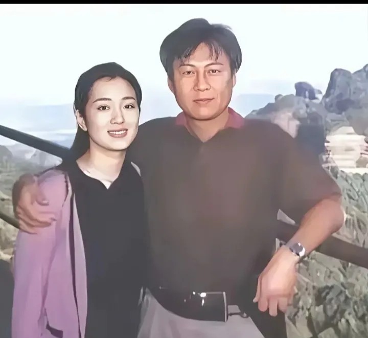 刷到巩俐95年旧照！第一任老公露面，这年龄差我懵了年轻时巩俐不愧是“巩皇”，满
