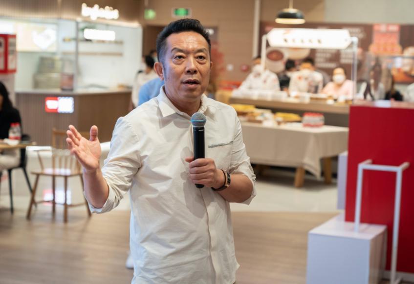 最扎心的一幕出现了：一家年营收数十亿元的餐饮巨头，开始给离职员工“开欠条”了。