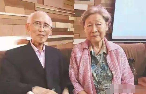 余光中17岁时爱上了14岁的表妹，虽因无法生育坚持娶她，婚后他们竟然在七年内育有