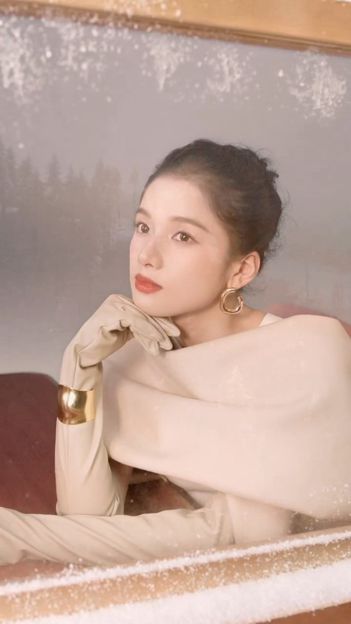 张婧仪张凌赫兰蔻圣诞节大片，王子与公主！！