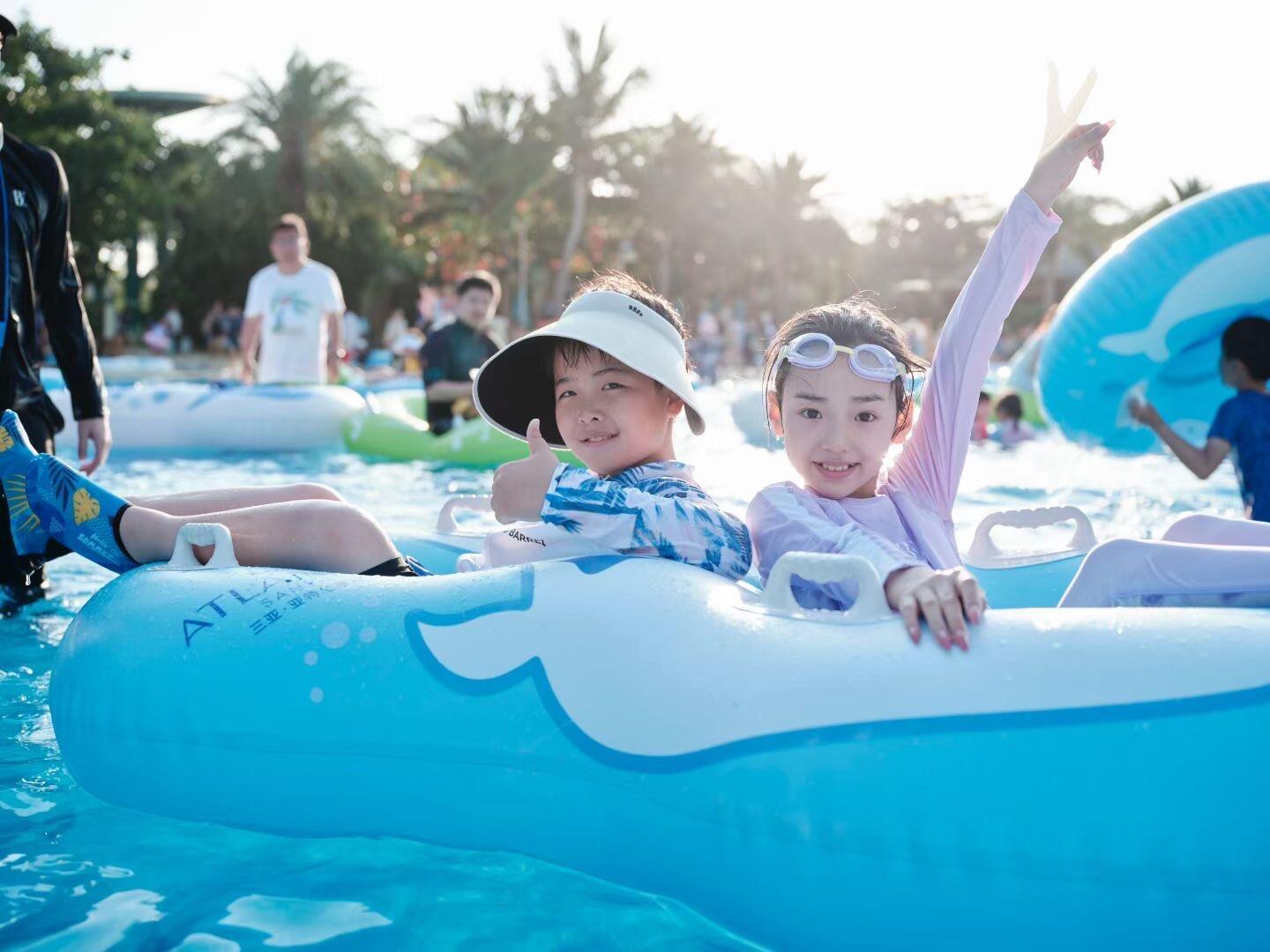 小酒窝做了长美甲哇刷到小酒窝和朵朵一家在三亚度假的照片📸好明媚活泼的小女孩