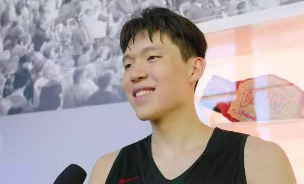 【杨瀚森期待和莫兰特一起打球】北京时间7月12日，开拓者球员杨瀚森接受媒体采访，