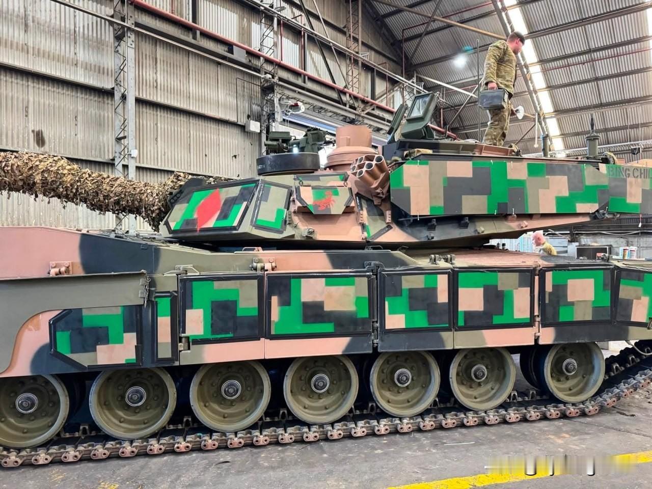 🇦🇺澳大利亚的M1A2SEPv3“艾布拉姆斯”主战坦克被重新涂装，使其