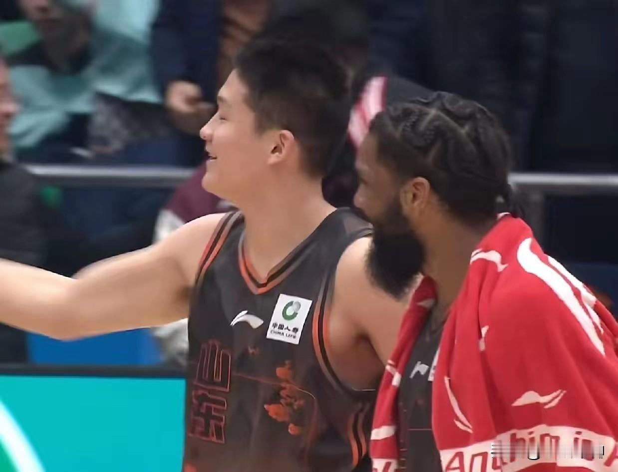 拿卫冕冠军“磨刀”，战广厦山东男篮小将王证出人意料打了27分钟！30日晚，山东