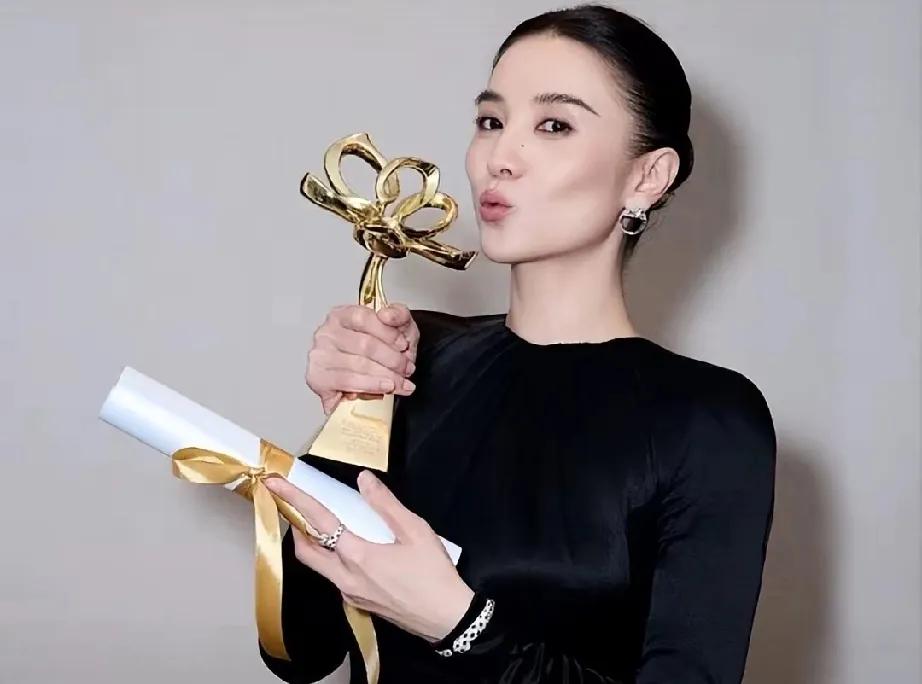 谁说女演员只能吃青春饭？45岁的宋佳用实力狠狠打脸！今年她简直开挂，白
