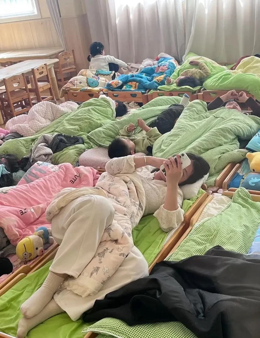 爱睡的老师正在陪一群不睡的娃。