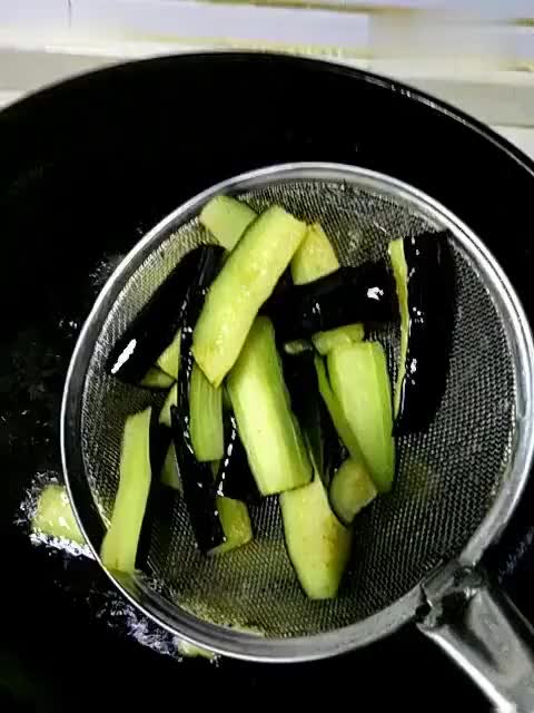 鱼香茄子。热锅冷油放姜蒜泥;待爆香后茄子入