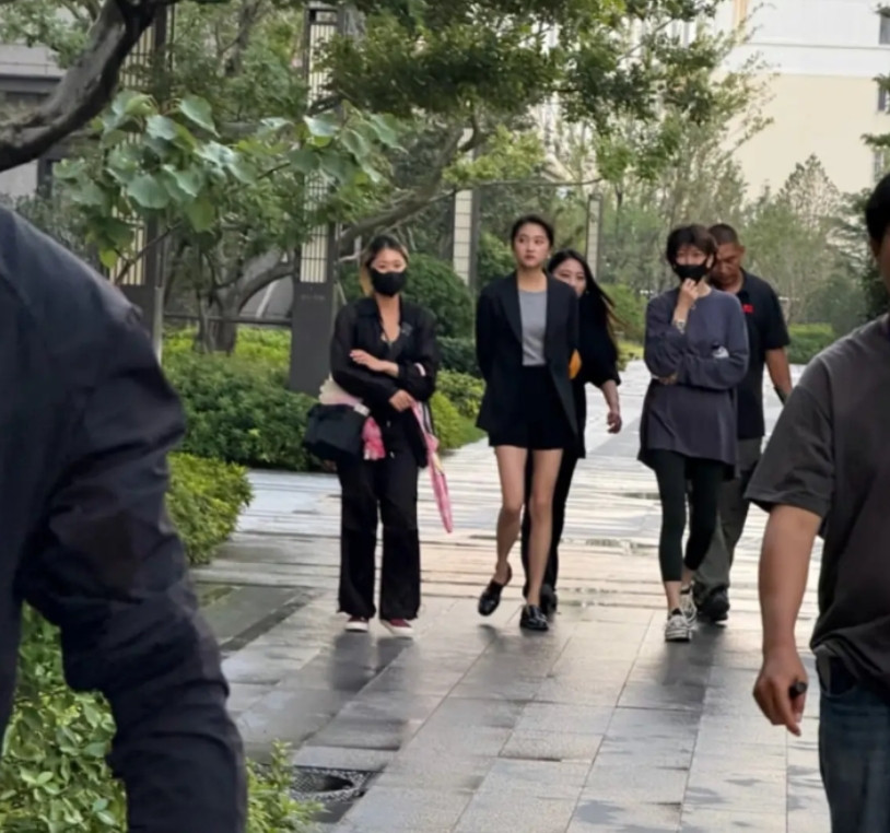 关晓彤在我们小区拍戏