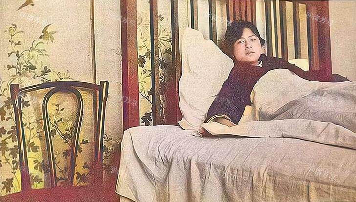 1929年8月，沈阳居所，刚刚生完孩子的林徽因倚靠在床上。这一年她二十五岁，过往