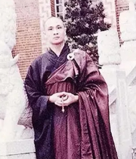 1982年，吴镇宇第三次落榜TVB培训班，剃了头准备出家修行。第四次踏进考场，考