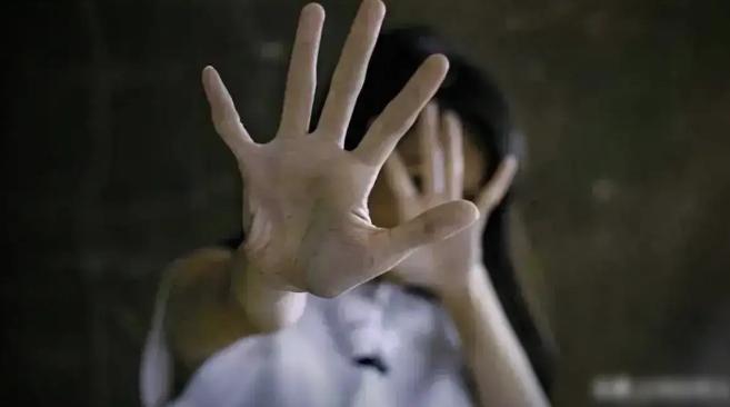“活久见”！云南昭通，55岁男子与84岁老太发生关系后，被老太孙子当场发现，老太