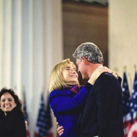 克林顿的老婆是女强人，从政多是男人，她一个女人在政界混得好。当年她坐中间，旁边的