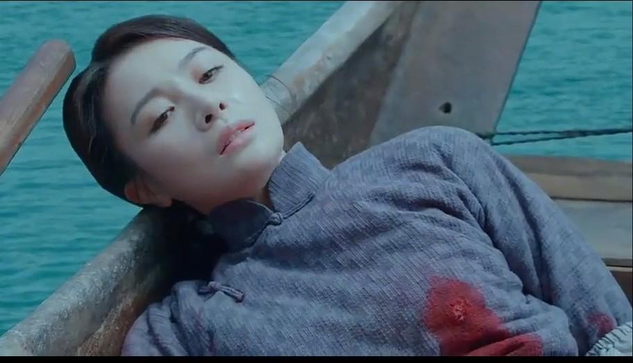 黎晴的一叶小舟飘了一夜，终于被解放军发现并营救。这是我看这部剧，最开心的一刻。