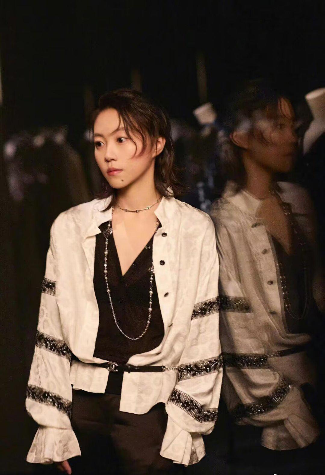 窦靖童“天后”基因彻底醒悟，认真打扮简直就是王菲“翻版”，真的太像了！窦靖童早