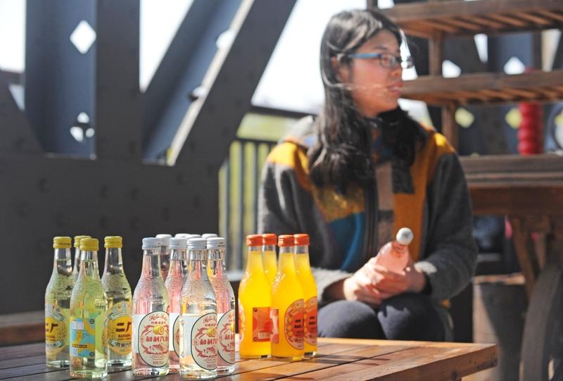 除了水，喝盐汽水最解渴。夏天运动完大量出汗，身体不仅缺水还缺盐分，普通水不能快速