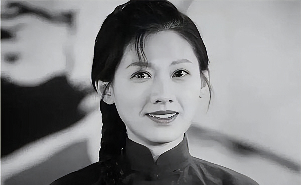 1978年，女知青李亚茹返城前夜，她颤抖地解开衣扣，对丈夫说：“今晚，我们做最后