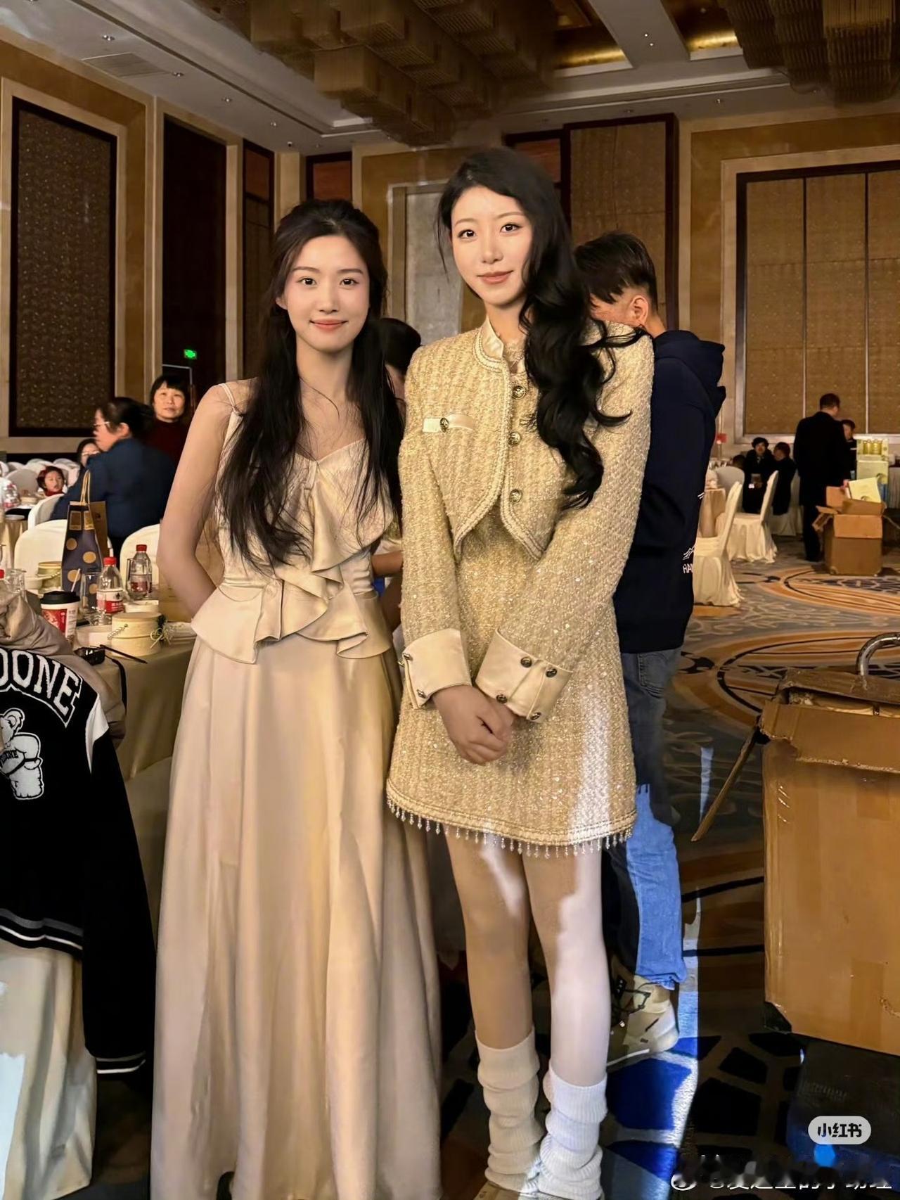 明星最怕的事就是去当伴娘吧因为一不小心就陷入两难不信你看卢昱晓，去给朋友当伴