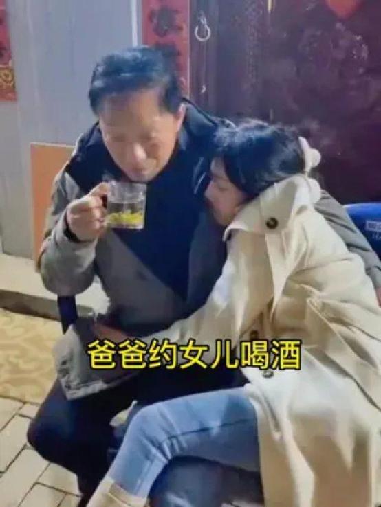 1位韩国爸爸带19岁女儿去夜店喝酒，使劲灌，直到女儿喝醉。小姑娘毫无防备