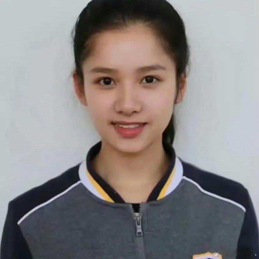 张婧仪高中已经有星味儿了等比例长大的婧仪，五官端庄大气，好漂亮！张婧仪