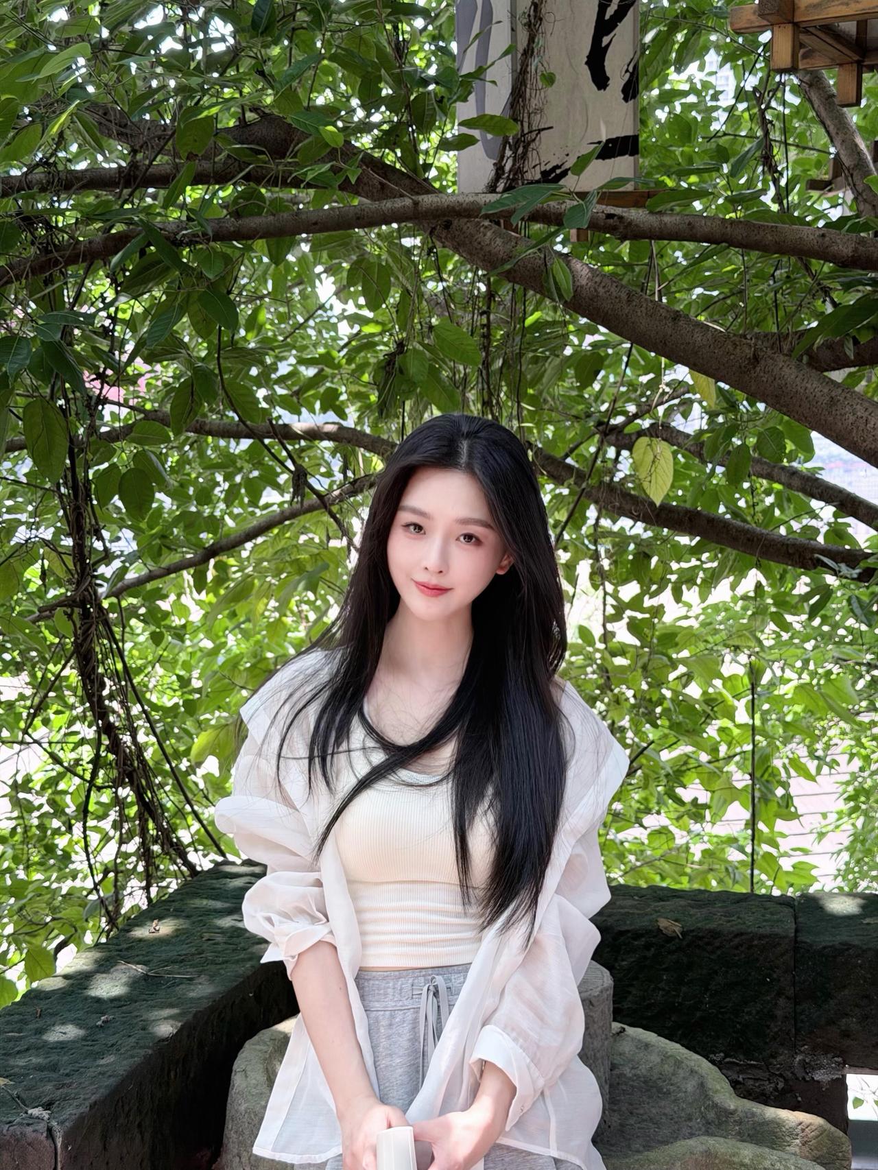 阳光绿意和我。
