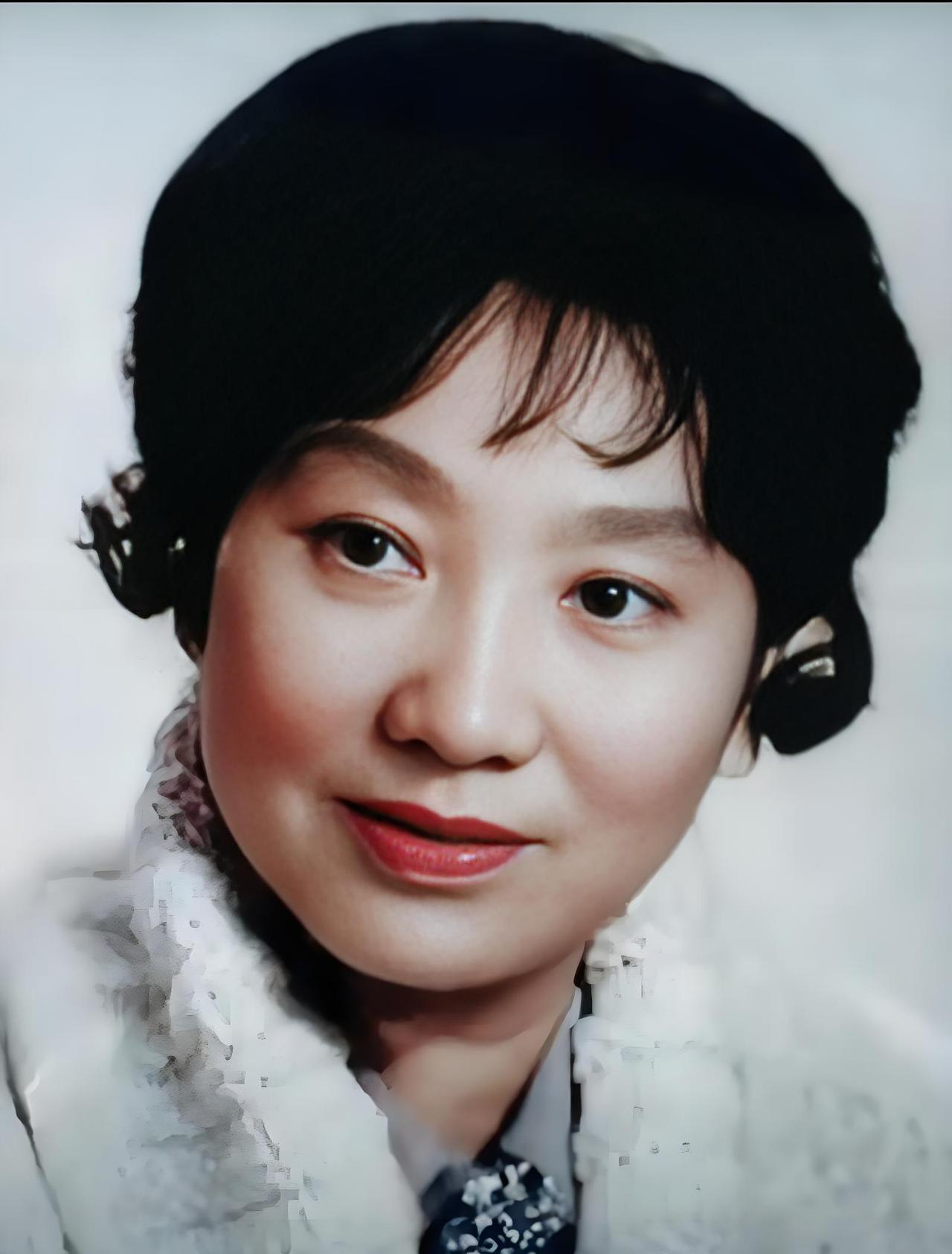 她是著名越剧表演艺术家、花旦“张派”艺术流派的创始人张云霞。她的演唱用真假噪结