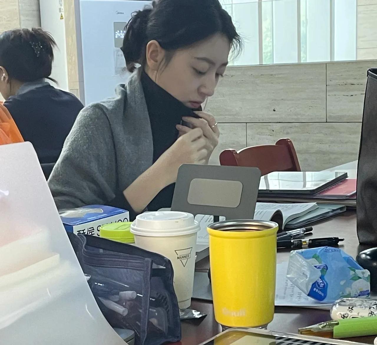 图书馆自习室抓拍到小姐姐一枚