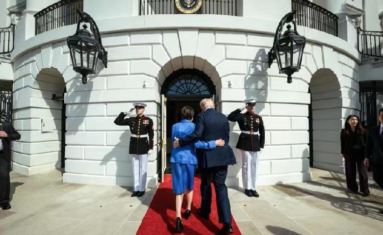 一张照片火了，白宫女发言人没发过，网友却在找。最近网上疯传卡罗琳·莱维特发了