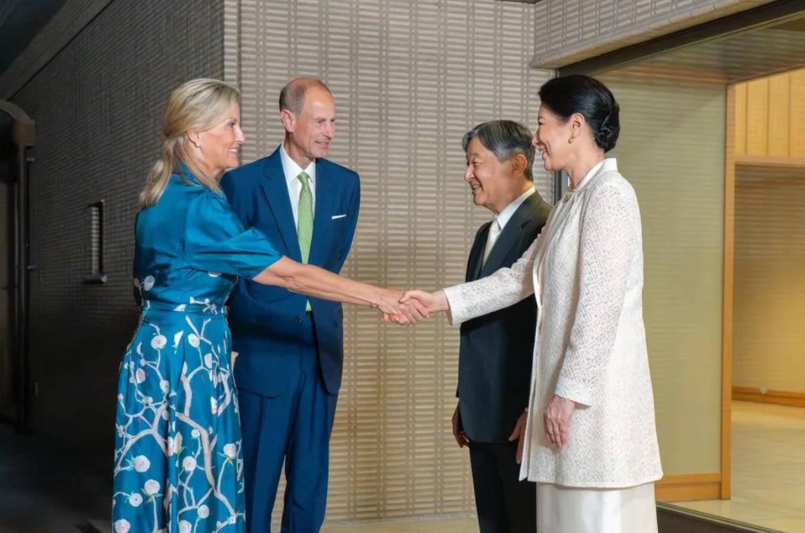 爱丁堡公爵夫妇访日本，公爵夫人苏菲给天皇行屈膝礼！9月19日爱丁堡公爵携手公爵夫