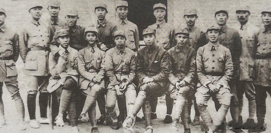 1939年，赵尔陆（后排左二）与聂荣臻、彭真、关向应等在河北唐县和家庄合影。赵尔