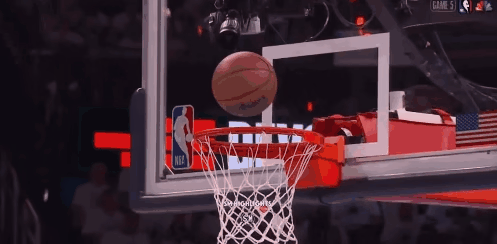 裁判抢戏！马刺雷霆比赛连续争议判罚，主帅原地转圈吃T太无奈NBA季后赛这场马