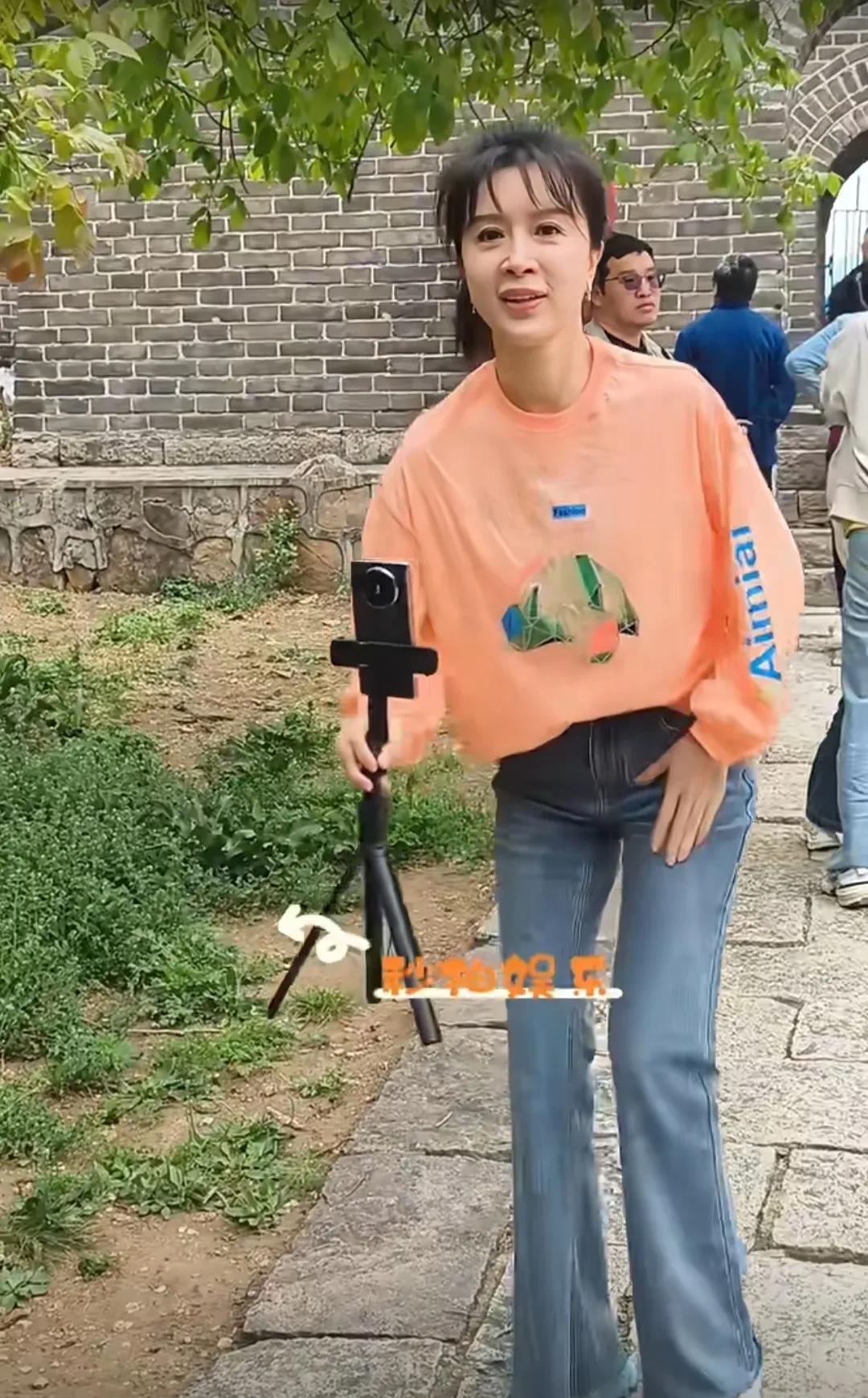 发现没？这人到中年，还真不能太瘦，显老不说，还看起来没福相！金巧巧现身录制节