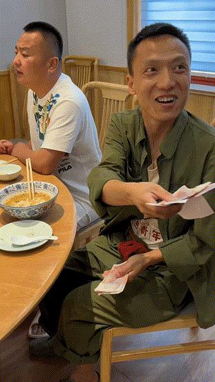 绿衣服朴实，白衣服够意思，这才是真正的朋友，可交[赞]