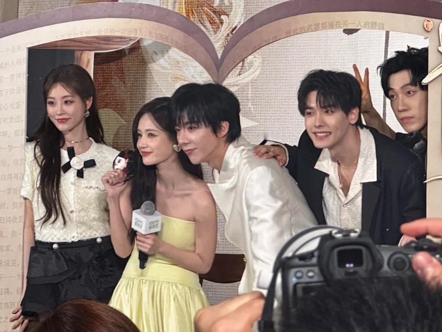 刘宇宁生图瘦成啥样了都李一桐和祝绪丹都是女演员中脸出名的小，站一起发现刘宇宁脸也