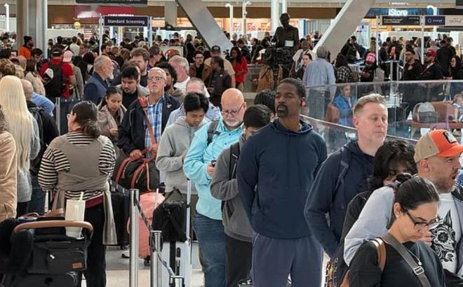 洛杉矶机场的航站楼里，一位妈妈抱着哭唧唧的孩子蹲在地上，手里攥着皱成一团的登机牌