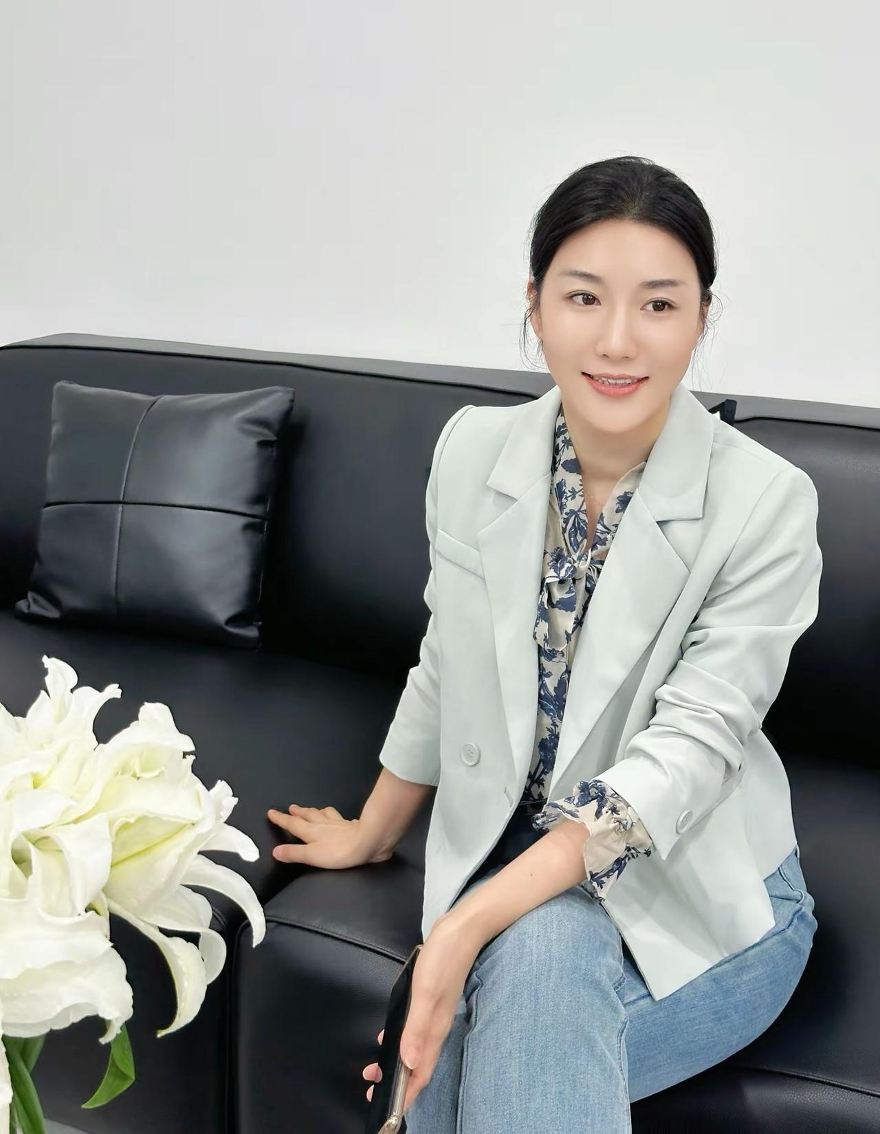 默默地开，默默地落，花朵从不喧嚣，不安的只是我们烦恼的心，不甘的是我们共情万物的