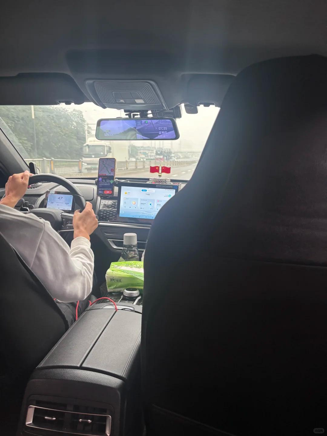 去成都玩，遇到了迄今为止碰到的最恶劣的网约车司机。上车没多久，他就点了一根烟