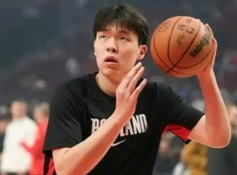 开拓者有点过分了，杨瀚森从G联盟召回了，对阵老鹰队的比赛，却没有让他上场，斯普利