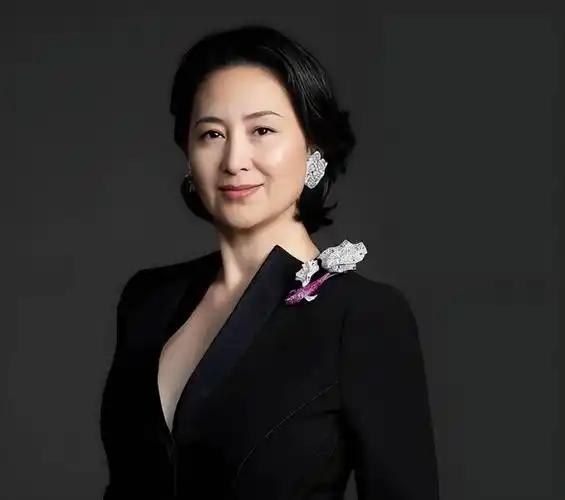 2022年，何超琼说：“香港回归那会儿，我爸和我打赌，讨论上海得努力多少年才能超