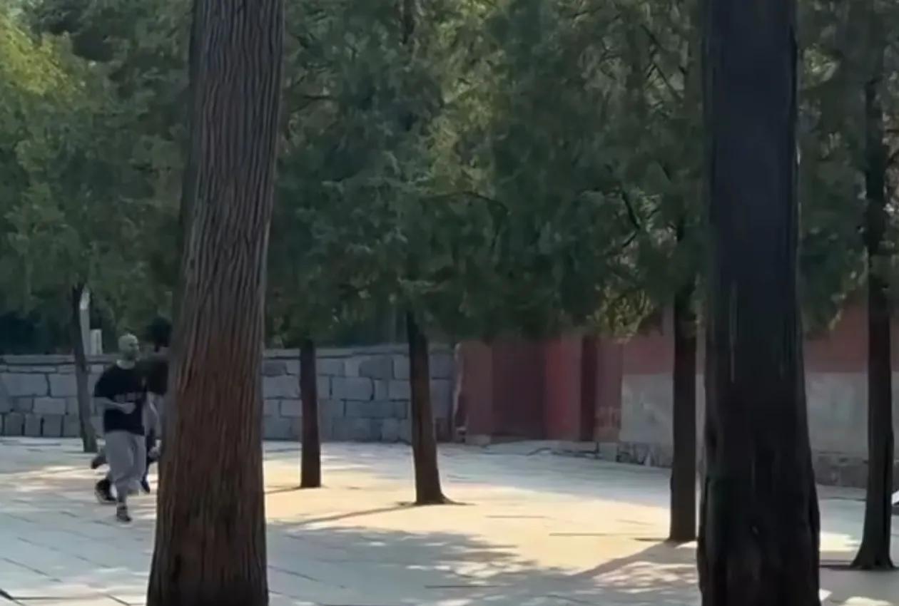 训练，打坐，文班亚马非常适应少林寺的生活！文班亚马已经在少林寺闭关修行了几天，