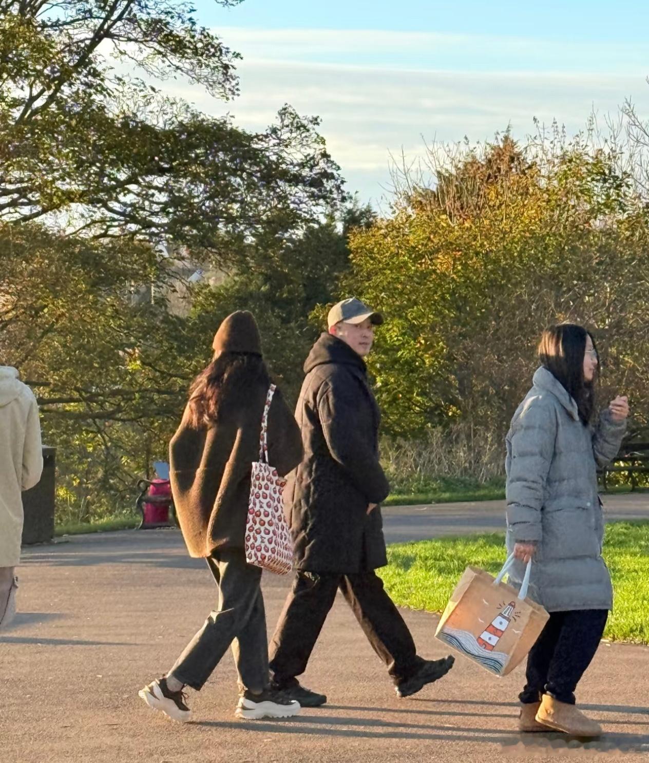 沙溢胡可英国被偶遇，网友曝两个儿子在这里上学，夫妻同行看起来岁月静好。