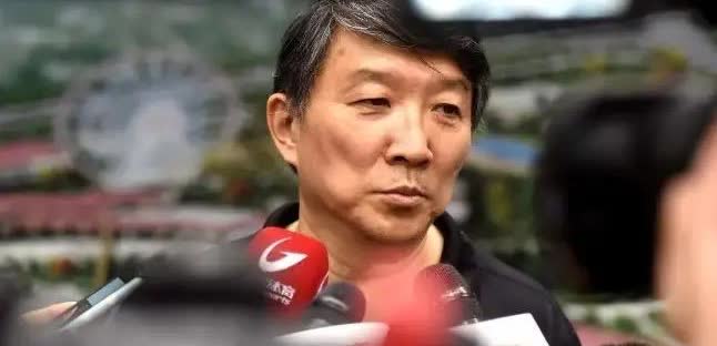 现在的宫鲁鸣比让人架在火上烤还要难受啊，他现在是非常尴尬，他虽然还在中国女篮主教
