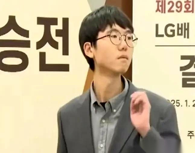 2025年的LG杯决赛因为“棋盒事件”导致柯洁退赛，1997年出生的卞相壹硬是碰上了零胜直接拿走冠军