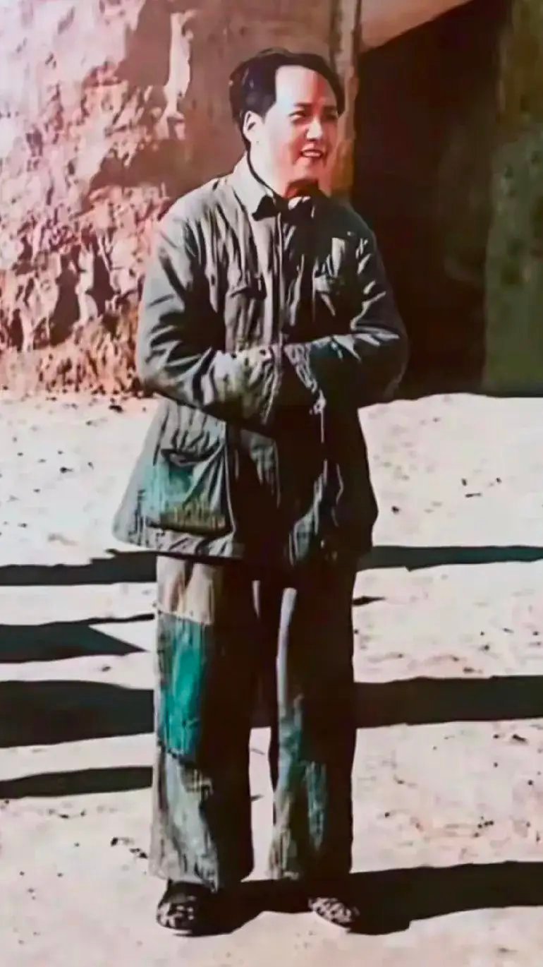 身着破衣烂衫胸怀天下的一代伟人穿着和百姓一样的衣服