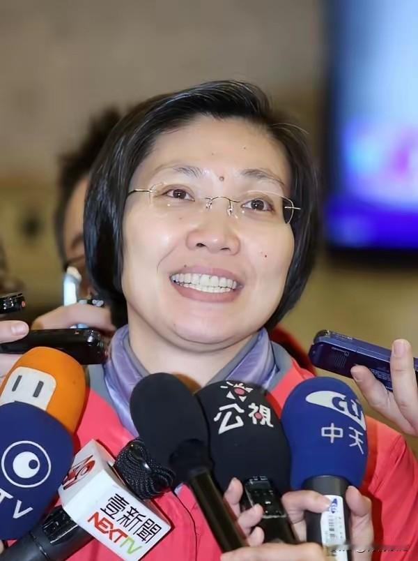 民进党参选人领先，民众党的黄国昌和柯文哲要嗨翻了吧！绿媒《年代》公布最新民调，民