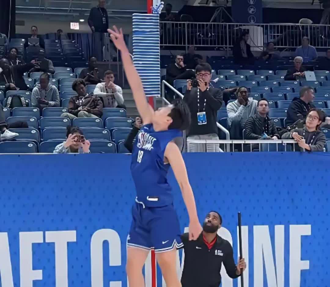杨瀚森摸高增加之前杨涵森体测摸高358厘米，而经过两个月的NBA训练，现