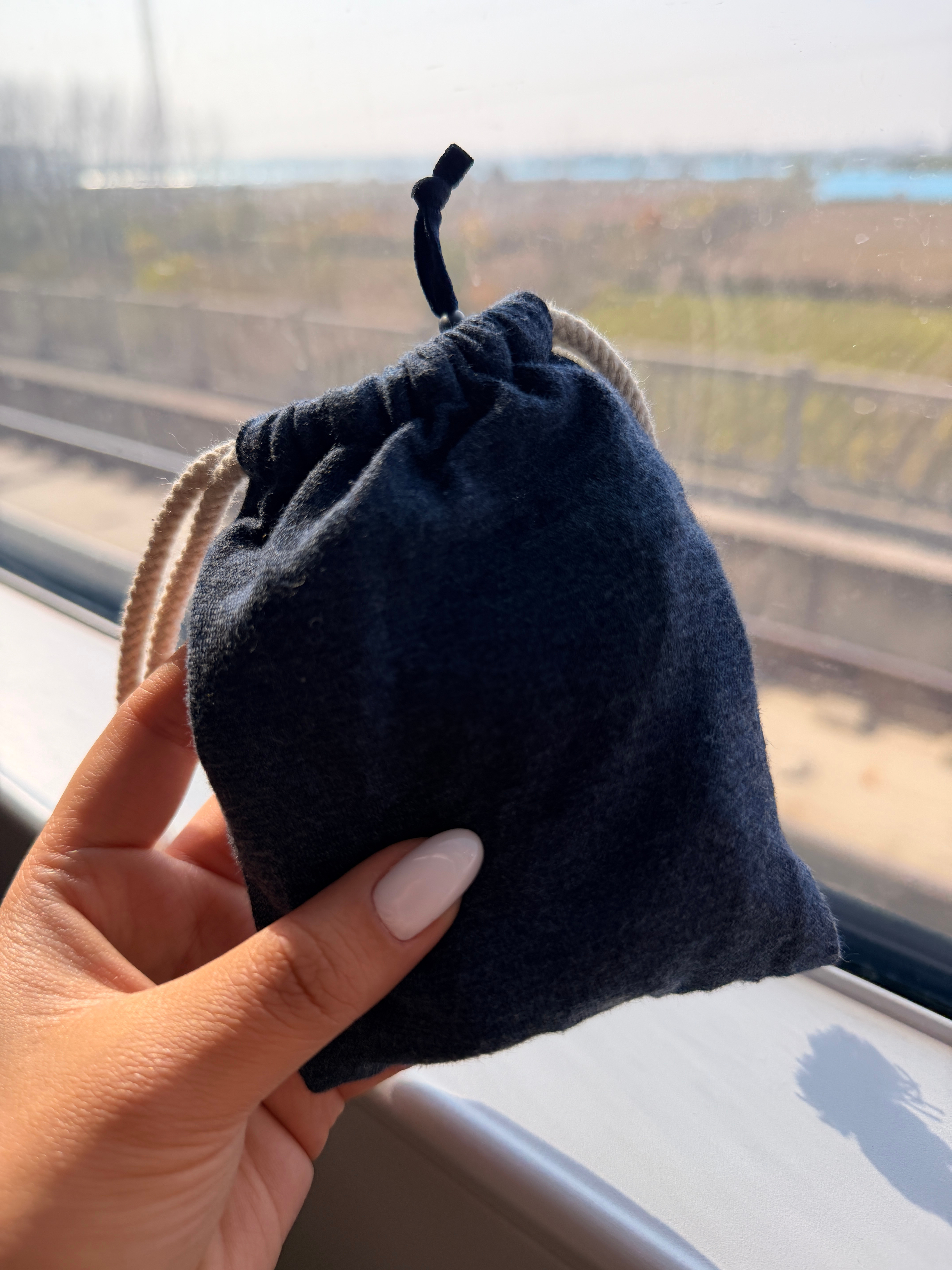 给宝宝们推荐给非常实用的小物件无印良品的眼罩！！！他们家的眼罩非常非常软我能在各