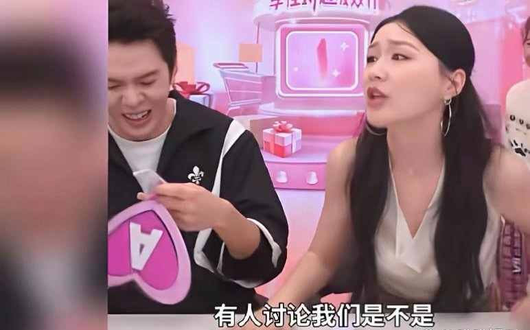 金靖现身李佳琪直播间，第一时间大方回应了录音传言。金靖：大家都有谣言，说明什么？