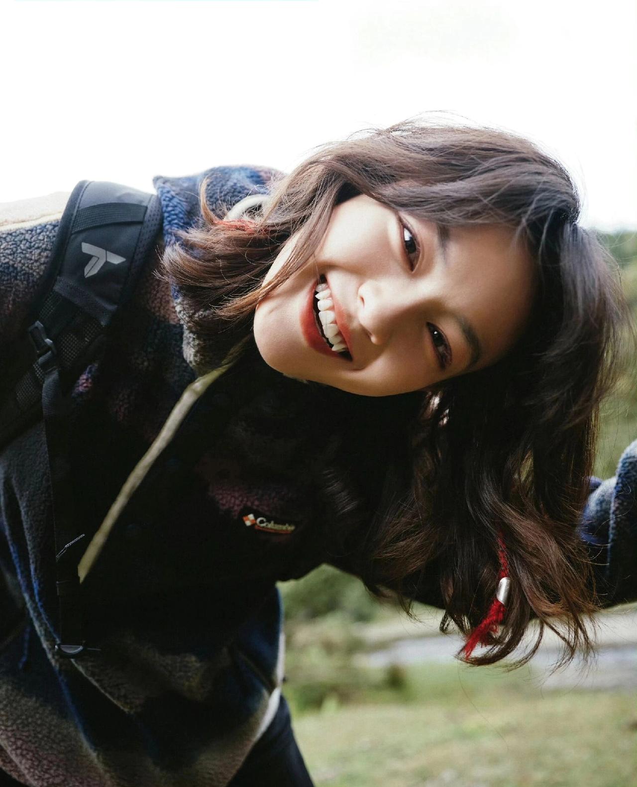 还可爱的小虎牙可爱小可爱哥伦比亚冲锋衣虎牙小虎牙女神