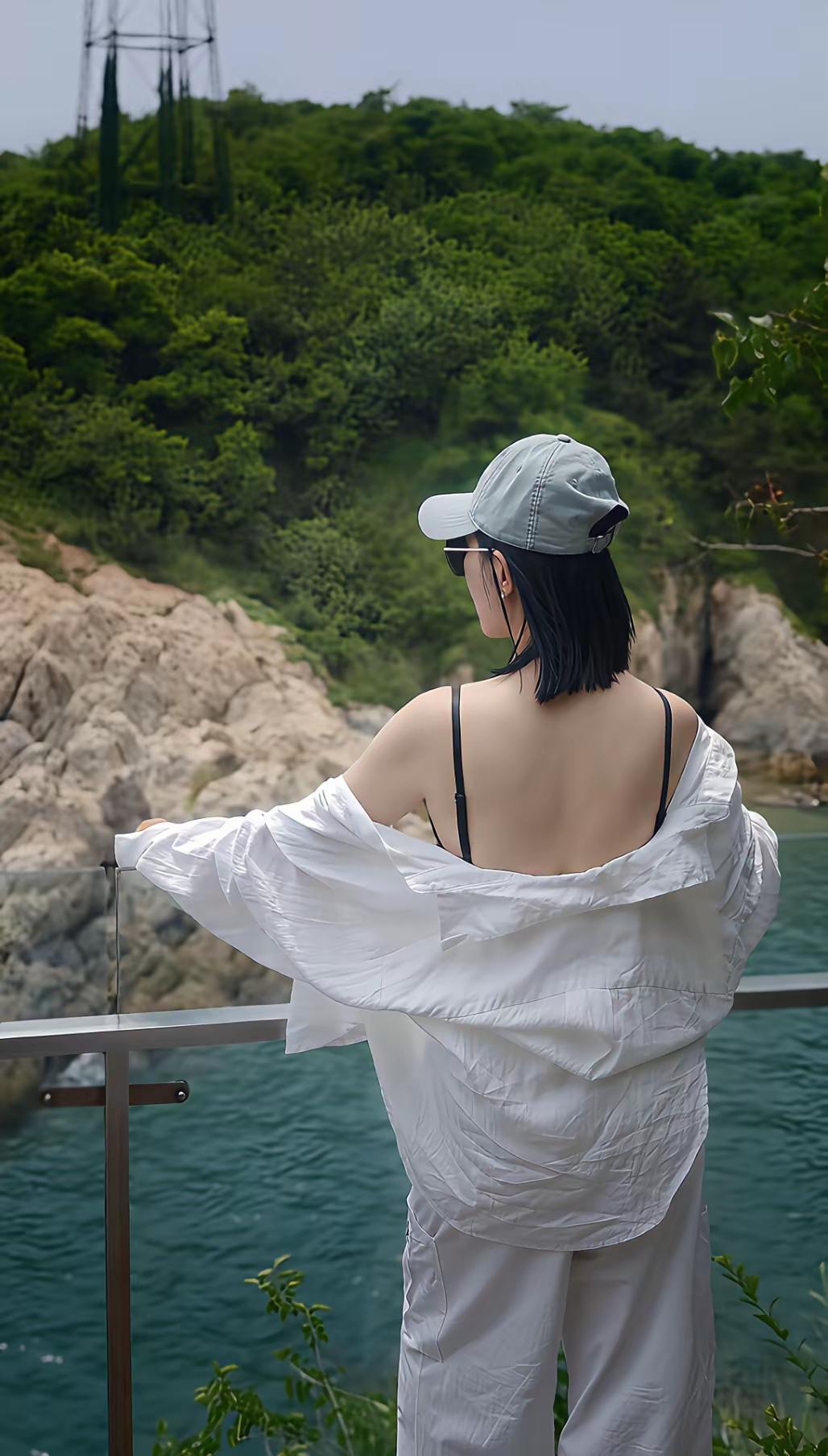 人间真情，确实比春光还暖。亲情是根，无论走多远，总有港湾可回；友情似酒，越陈越香